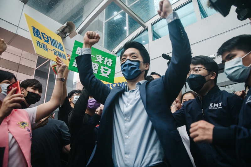 国民党25日召开中常会，进行县市长提名作业，会中通过提名蒋万安（前中）参选台北市长，蒋表示，感谢党对于年轻世代的信任跟期许，将台北之战这么重要的使命交付给他，他会全力以赴，让蓝天再现;蒋走出党中央，高举双手感谢在外淋雨的民众支持。 （资料照/郭吉铨摄）