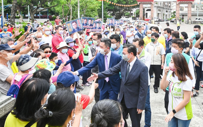 周休两天，郑文灿陪着林智坚跑遍桃园几间重要庙宇参香，绿启动“双核心”竞选模式。