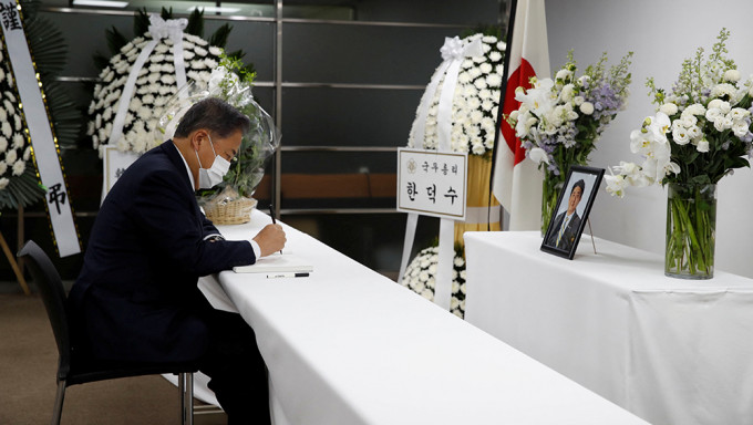 南韓外長前往日駐韓使館弔唁安倍晉三。路透社圖片