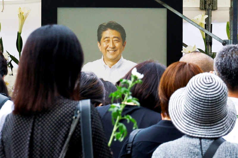 日本前首相安倍晋三的遗体于11日运往东京增上寺，开放民众吊唁。
