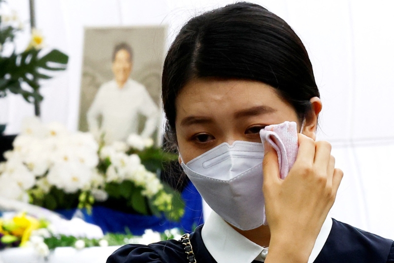 日本前首相安倍晋三的遗体于11日运往东京增上寺，开放民众吊唁，不少民众落泪。