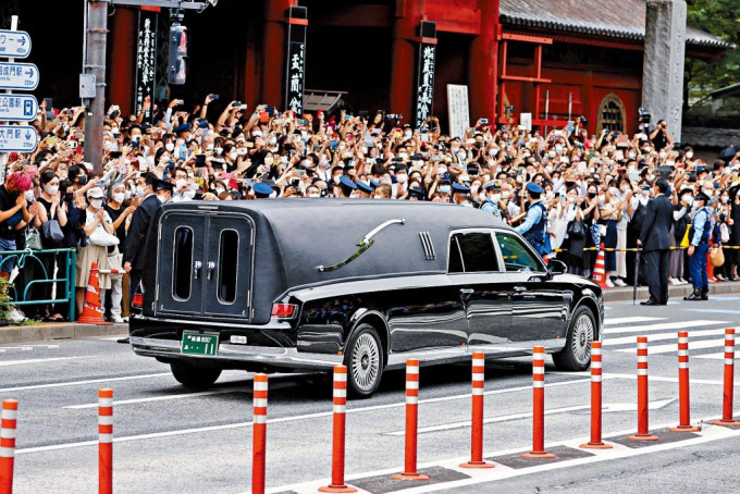 大批民众周二在东京街头，目送安倍晋三的灵车离开增上寺葬礼会场。