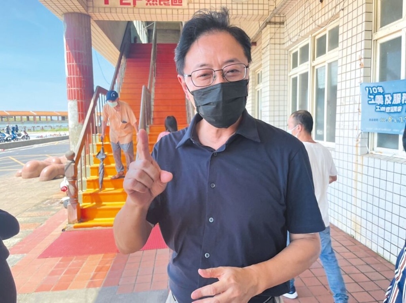 蓝营桃园市长参选人张善政确诊出关后炮火变猛，他说心里着急盼林智坚将论文交代清楚。（吕筱蝉摄）