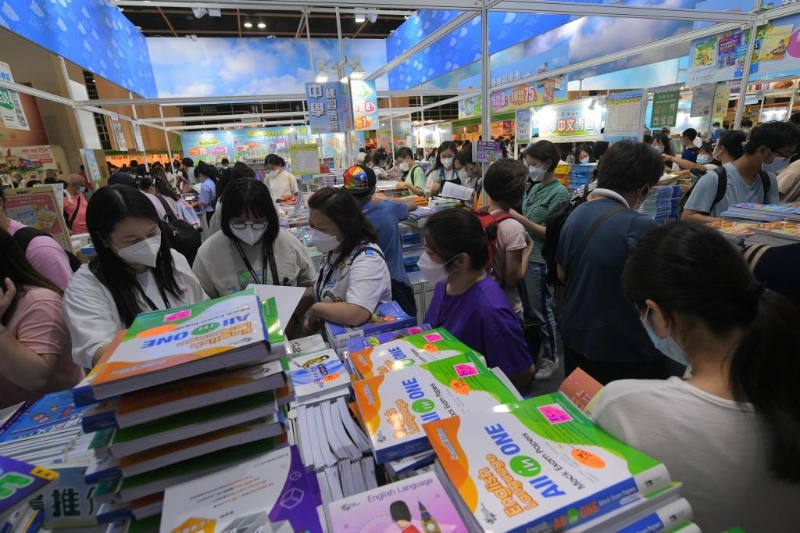 有家长指是次来书展主要是为儿子购买教科书、儿童图书等，预算大约是一千多元。