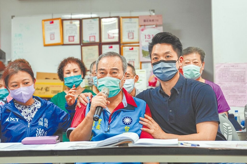 网路流传民进党台北市长参选人陈时中指里长批评内湖交通改善政策要有脑筋，国民党台北市长参选人蒋万安（前右）14日拜会内湖区港墘里长魏景城（前中），魏景城哽咽炮轰陈时中「你骂我无脑，难道你是脑水肿？」（蒋万安办公室提供／杨亚璇台北传真）