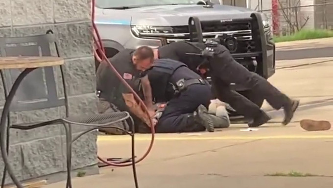 美國3警暴力執法影片曝光，壓疑犯在地重拳打頭狂施膝撞。