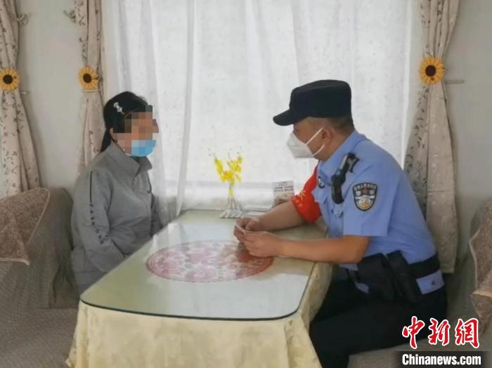 图为民警在列车上盘问嫌疑人付某。　贵阳铁路公安处供图