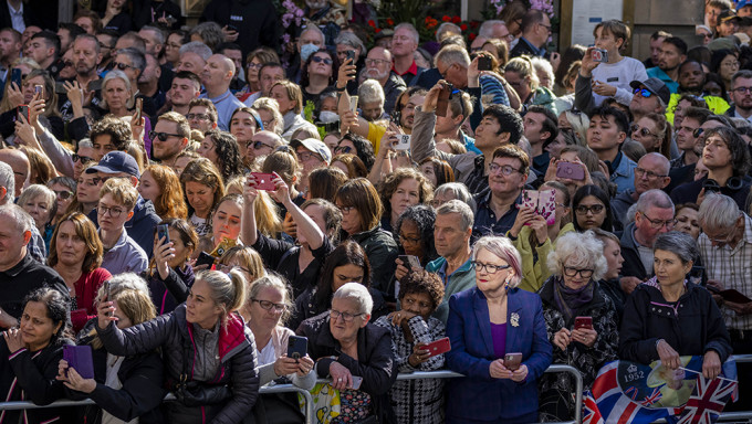 民眾在蘇格蘭愛丁堡的皇家大道悼念英女皇伊利莎白二世。AP
