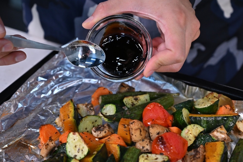 7. 取出蔬菜，加黑醋、橄欖油拌勻。Remove the vegetable from the oven and mix well with black vinegar and olive oil. 