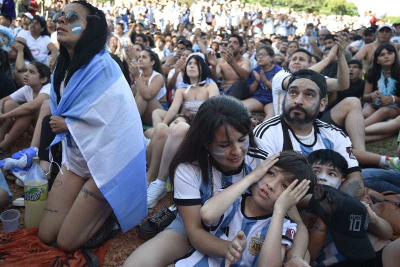球迷為阿根廷表現感到激動。 AP