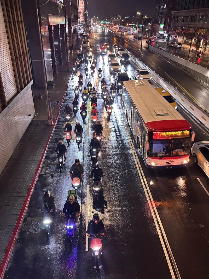 北市忠孝西路14日深夜11時起，開放機車通行至15日清晨6時。（楊亞璇攝）