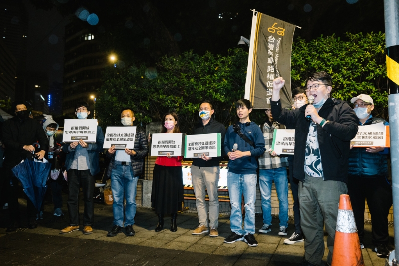 機促會14日前往行政院前廣場召開「還我忠孝西通行權，交通平權立刻落實」記者會，邀請市議員李明賢、趙怡翔出席發言，闡述對忠孝西路試辦機車通行方案的不滿，並表達「拒絕假開放，忠孝西早晚都能上」等訴求。（郭吉銓攝）