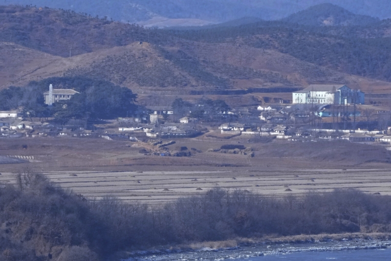 從南韓邊境京畿道坡州市統一展望台眺望到的北韓農村。 資料圖片