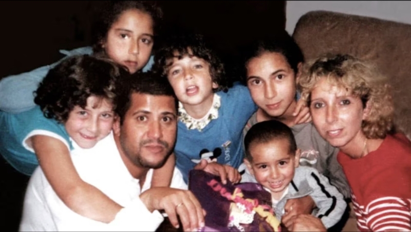 勒尔米特 （Genevieve Lhermitte）与丈夫穆卡德姆（Bouchaib Moqadem）和5名子女的合照。