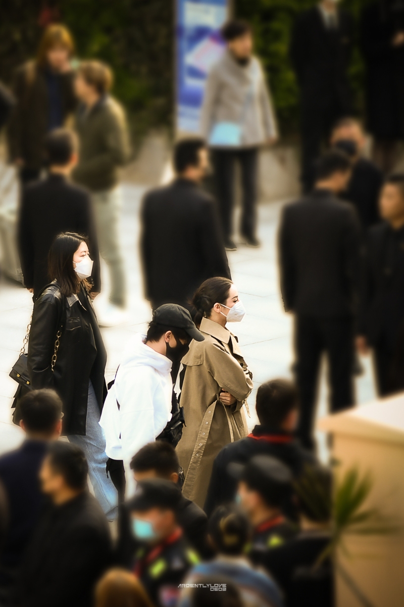 迪麗熱巴戴著口罩，穿著棕色大衣。（圖／ArdentlyLove0603_迪麗熱巴 微博）