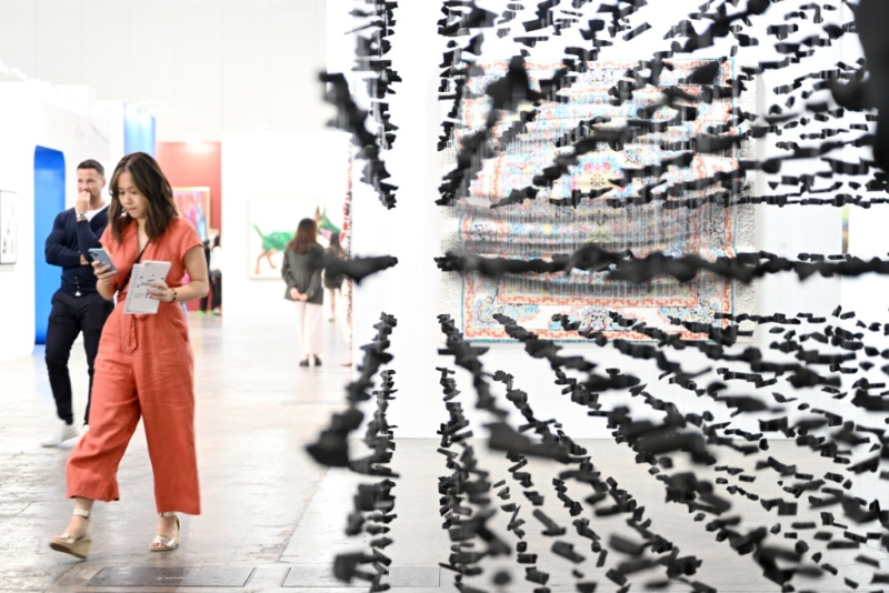 由《Art Central 2023》策展顾问万丰（Chris Wan）策划的「奇景中飘移」，带来了4个大型雕塑及装置项目，视觉效果都极震撼