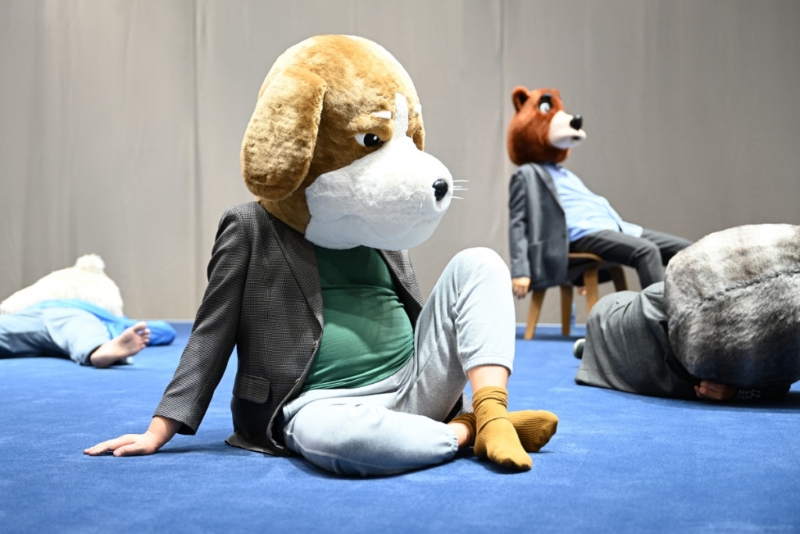 《Art Basel香港2023》韩国艺术家金泓锡创作七个头戴动物面罩象征现代社会不同年龄和职业的人的《沉默的孤独》（EN7）