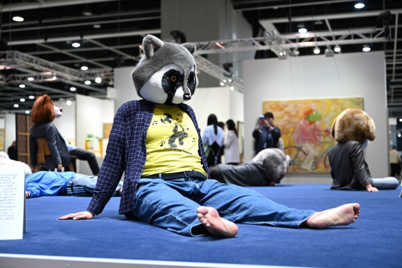 《Art Basel香港2023》韩国艺术家金泓锡创作七个头戴动物面罩象征现代社会不同年龄和职业的人的《沉默的孤独》（EN7）