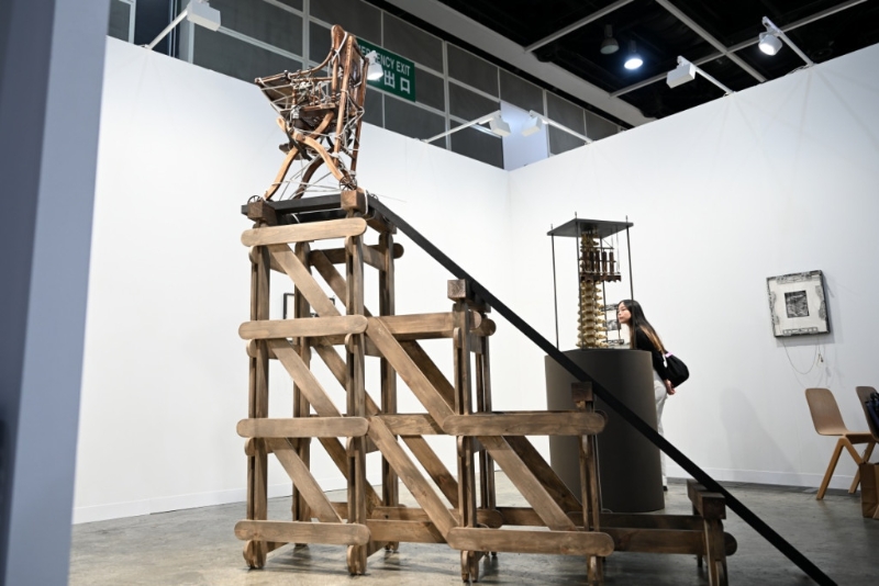 《Art Basel香港2023》沈心怡将现实荒谬摆埋一齐的个人项目《第一把椅子》（3D37）