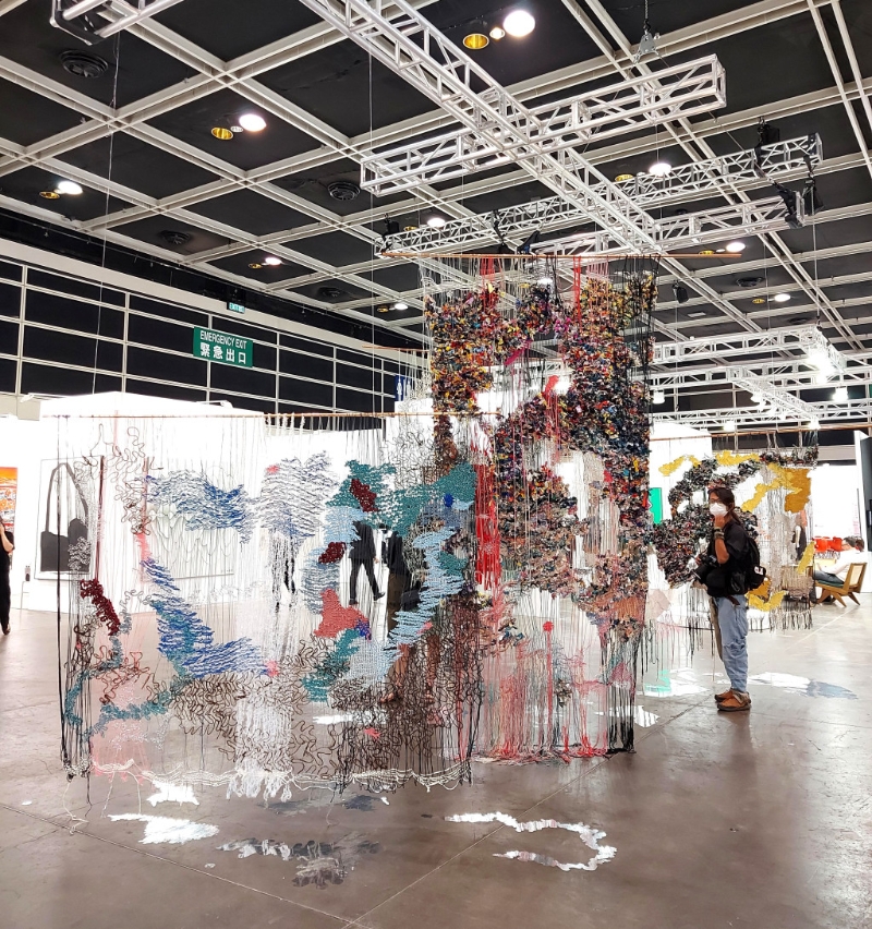 《reflective connections （iteration 1）》（2023）为扎根于约翰内斯堡的Bev Butkow作品，以网织物打造而成皂大型装置艺术。