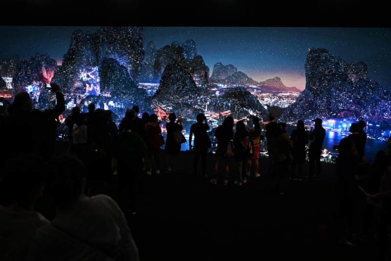 《Art Central 2023》知名中国艺术家杨泳梁则带来全新视频装置艺术《极夜花火》，呈现于长达18 米的 LED 装置上，也是艺术家至今规模最大的展示作品
