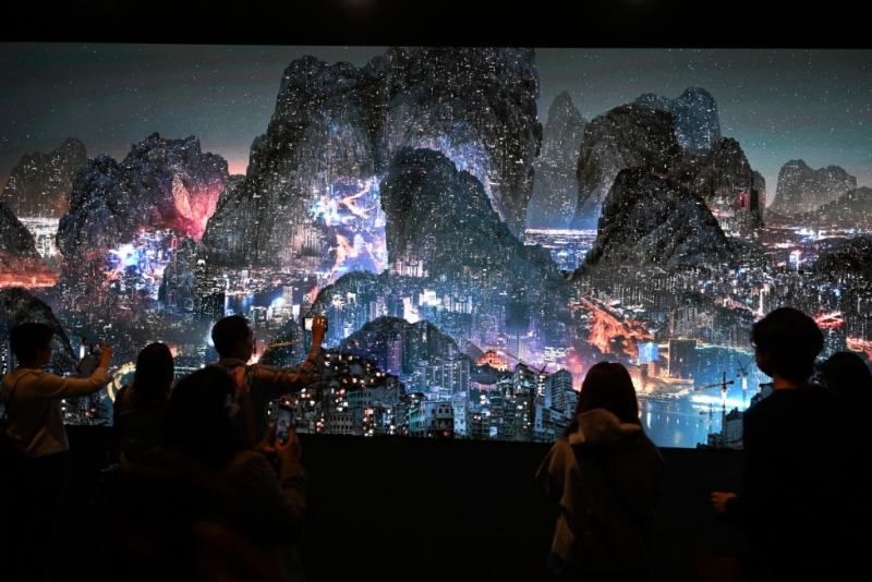 《Art Central 2023》知名中国艺术家杨泳梁则带来全新视频装置艺术《极夜花火》，呈现于长达18 米的 LED 装置上，也是艺术家至今规模最大的展示作品