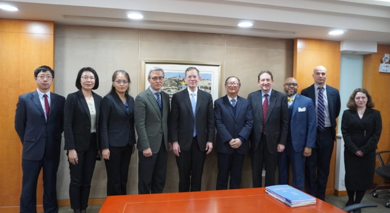 美國副助理國務卿華自強訪問上海國際問題研究院。