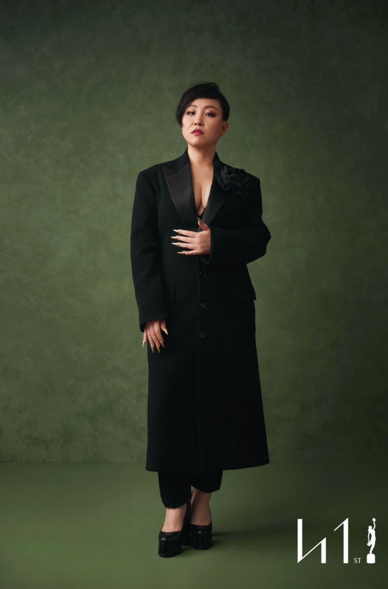 楊詩敏一改過往搞笑形象，在《正義迴廊》中飾演其中一位男主角的姊姊。