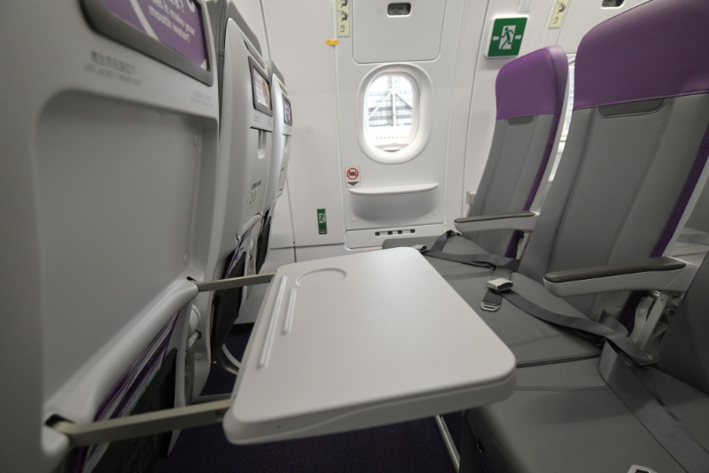 新客机使用18英寸的宽座椅，还提供了更宽敞的机舱走廊和更大的舱顶置物柜。 梁誉东摄