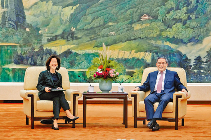 总理李强（右）昨日晤美国商务部部长雷蒙多（左）
