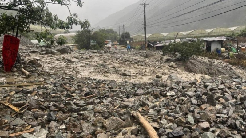 海葵台风登陆后为台湾带来风雨，东埔温泉联外道路、投95线4.3公里处野溪发土石流。