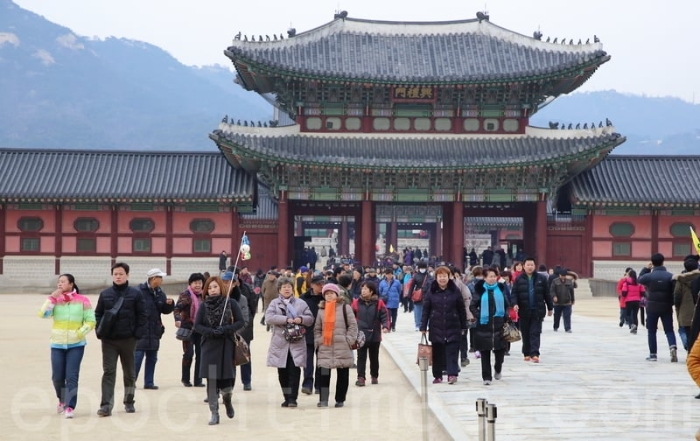 游客到访韩国古建筑。