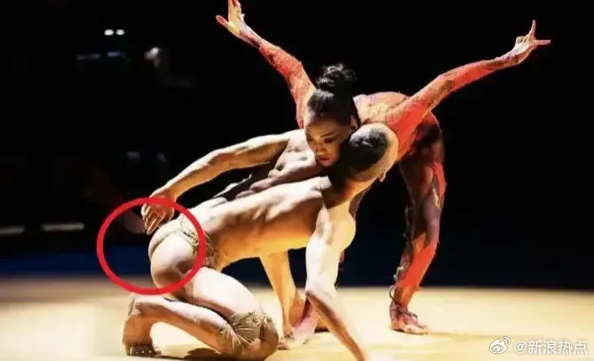 有网友将去看杨丽萍舞团表演的照片放上网，表示男舞者只穿丁字裤、露出半个屁股，女舞者则是身穿薄纱