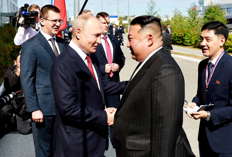 朝鲜领导人金正恩与俄罗斯总统普京13日在俄罗斯东方太空发射场会面，普京上前迎接，两人除了握手外，普京也轻轻拍了金正恩的右手臂。路透社