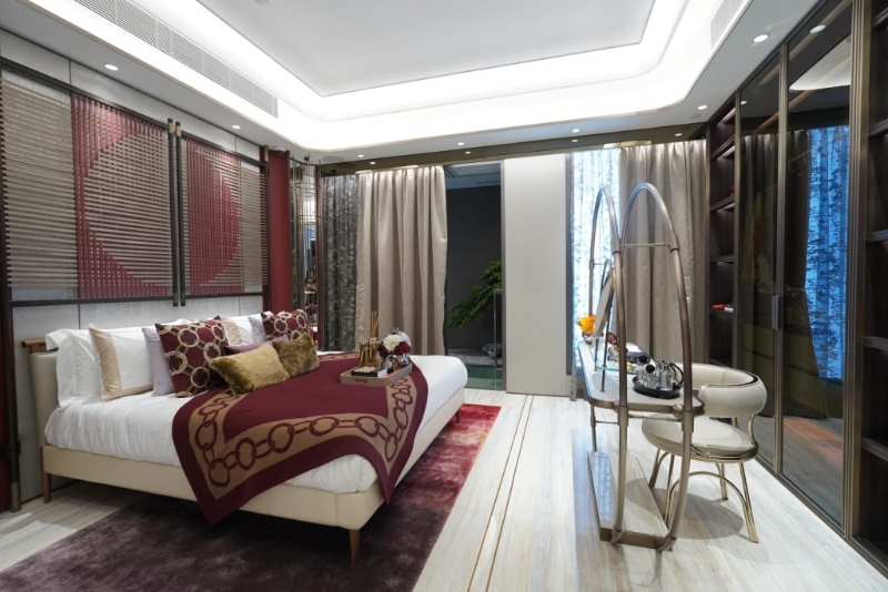 睡房搭配酒红色地毯及挂饰。