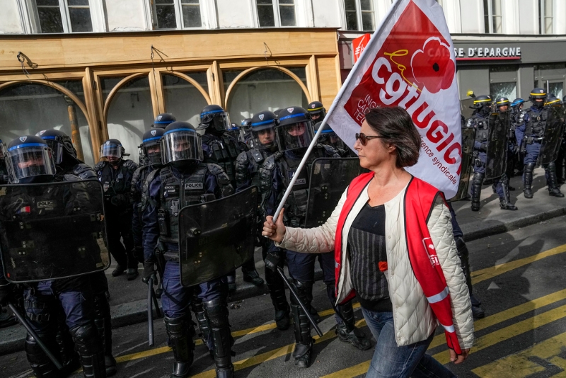 法国数万人示威抗议警察暴力。