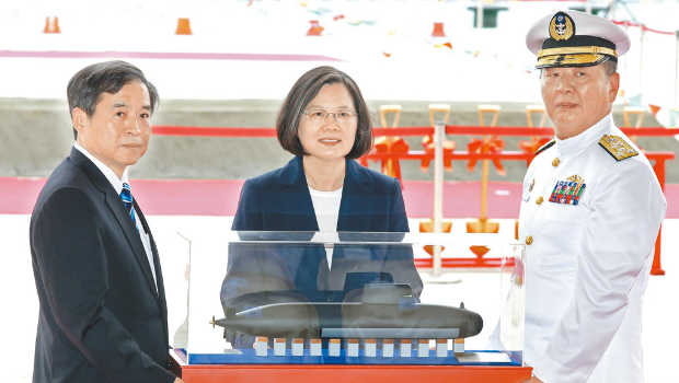 蔡英文2019年5月出席潜舰台造专用厂房动土典礼，时任海军司令黄曙光（右）与台船董事长郑文隆（左）呈献IDS潜舰模型。