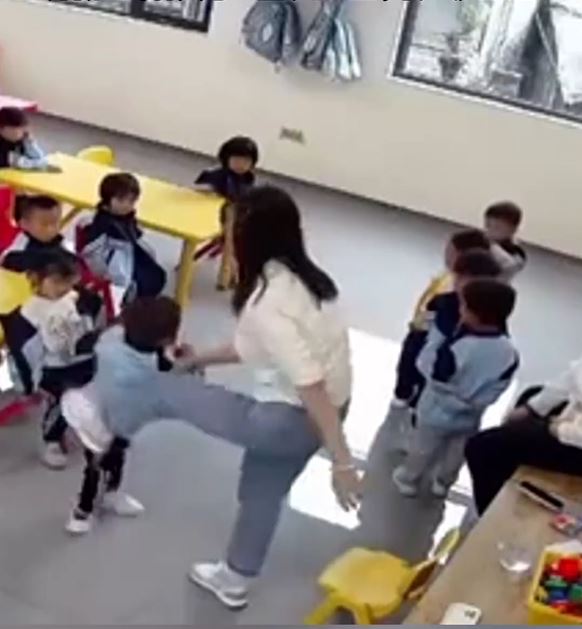 幼儿园老师脚踢幼童