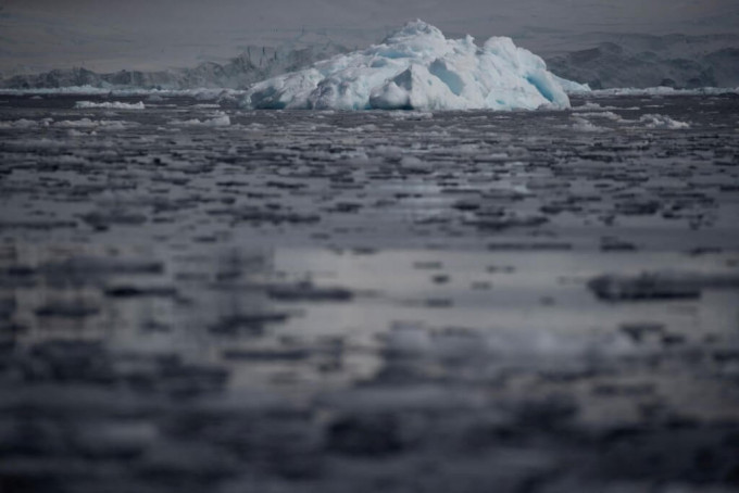今年冬季，南极洲周围海洋的海冰面积创新低，比1986年少了约100万平方公里。