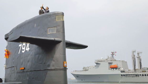 蔡英文(上右)2017年登上海虎潜舰帆罩，宣示潜舰台造启动