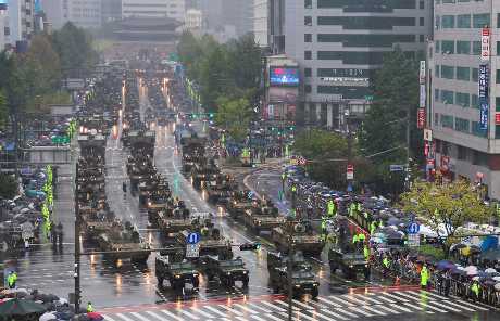 参与阅兵的军车、坦克浩浩荡荡穿过首尔市区。
