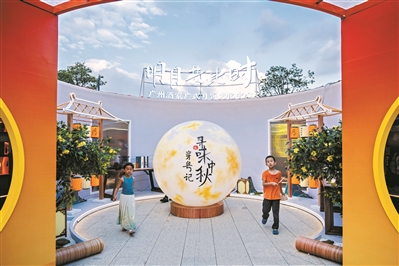 广州市文化馆今年推出了富有传统中秋韵味的古风剧本游。 广州日报全媒体记者庄小龙摄