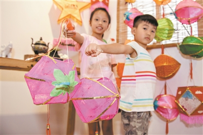 提灯出游，是孩子们中秋节最喜欢的节日活动。
