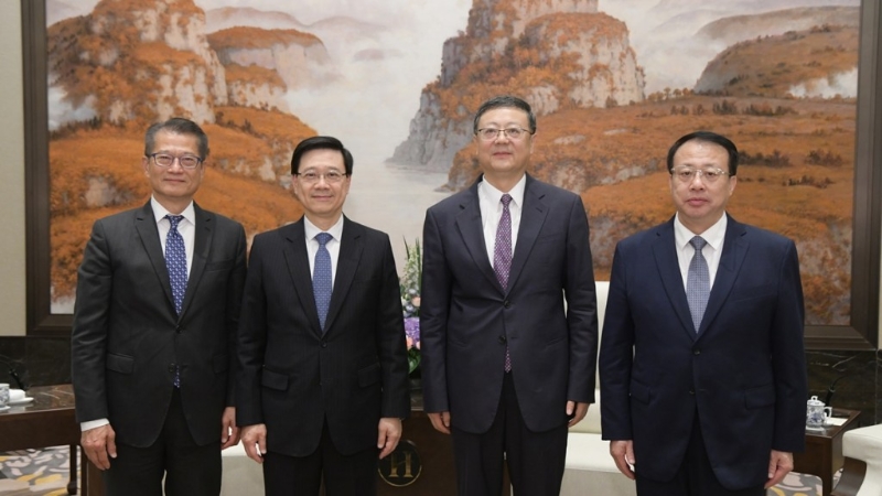 李家超等官员中午抵达上海展开访问，并与陈吉宁（右二）和龚正（右一）会面。政府新闻处图片