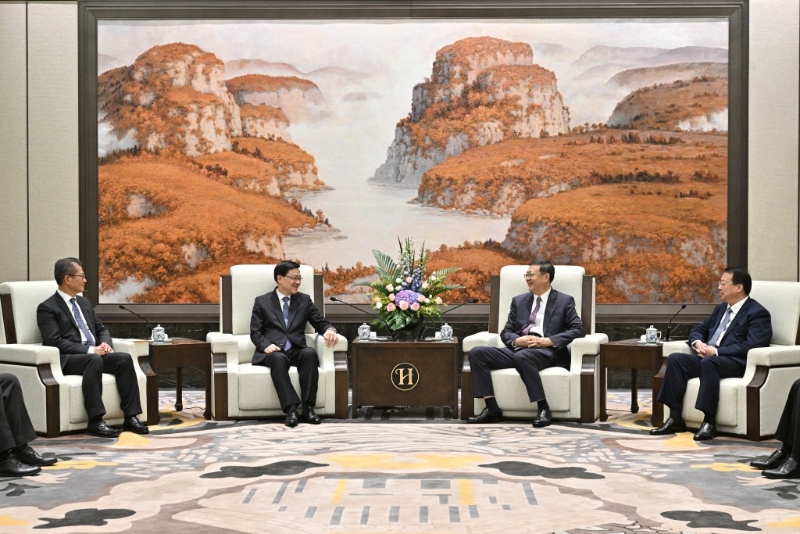李家超（左二）与上海市委书记陈吉宁（右二）及上海市市长龚正（右一）会面。 财政司司长陈茂波（左一）亦有出席。政府新闻处图片