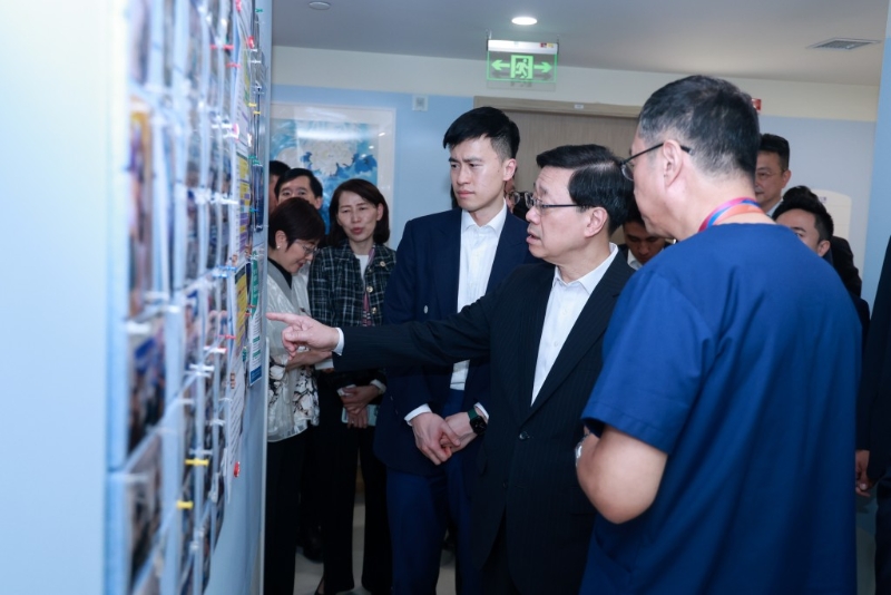 李家超到访上海和睦家医院长宁院区，听取有关医院运作的介绍。政府新闻处图片