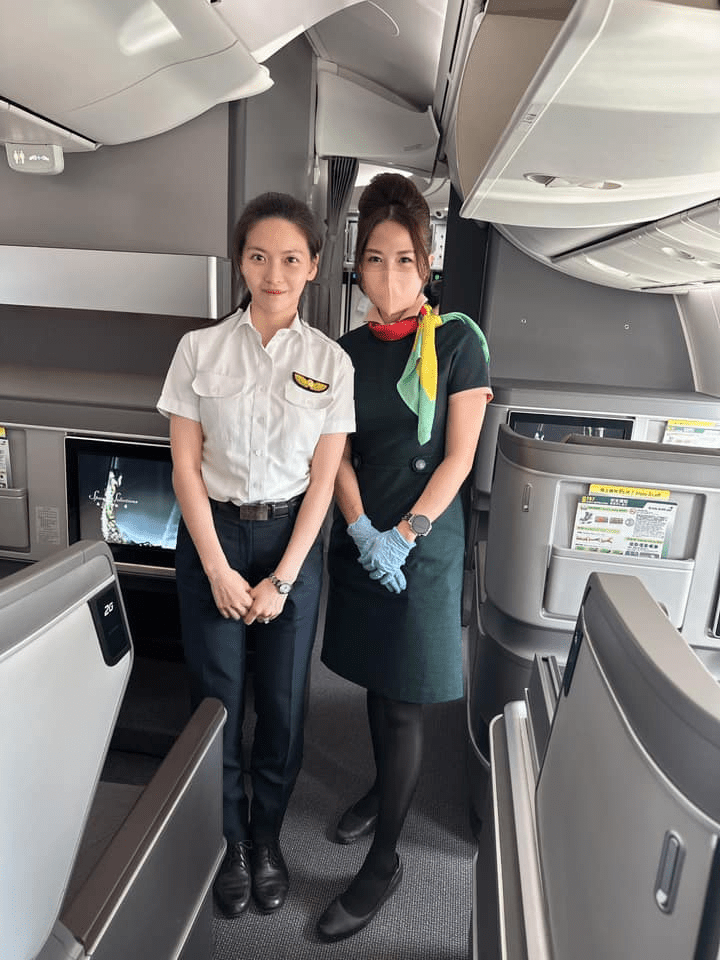 长荣服务的空服员「姜咪」，晒出和「我觉得是公司内最正女机师」的合照。