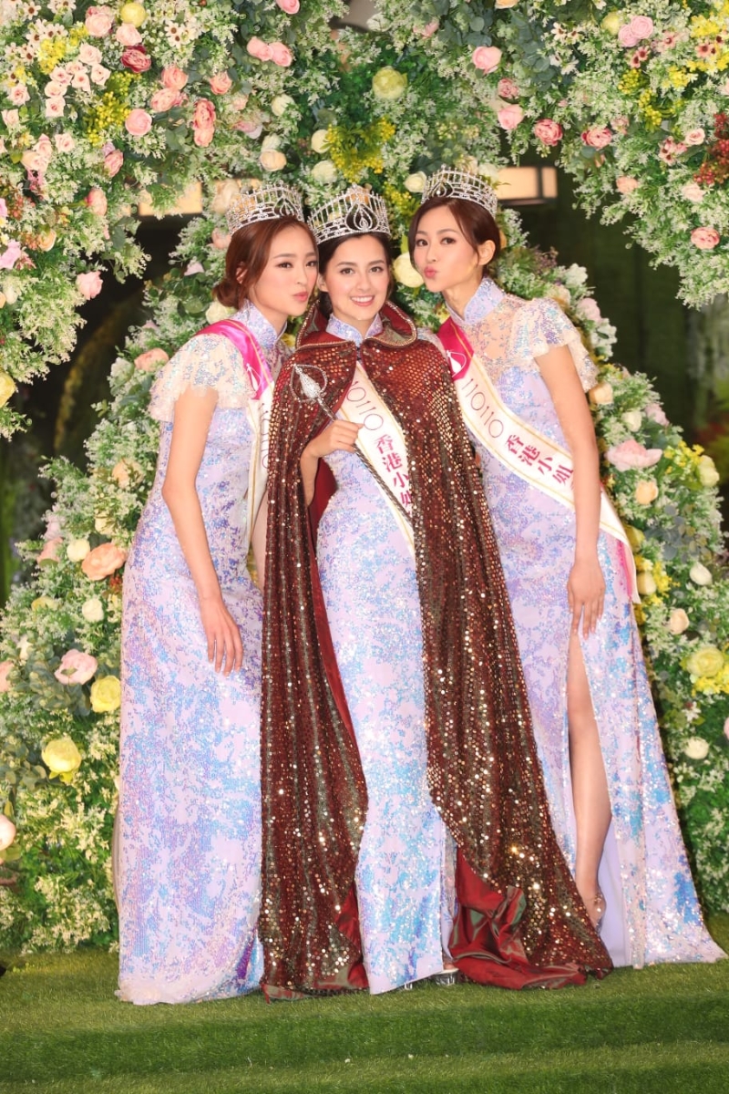 2020年香港小姐冠军谢嘉怡（中）、亚军陈桢怡（左）及季军郭柏妍。