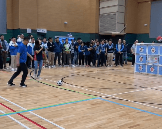 保安局局长邓炳强等人更即场大秀球技，试玩足球九宫格。