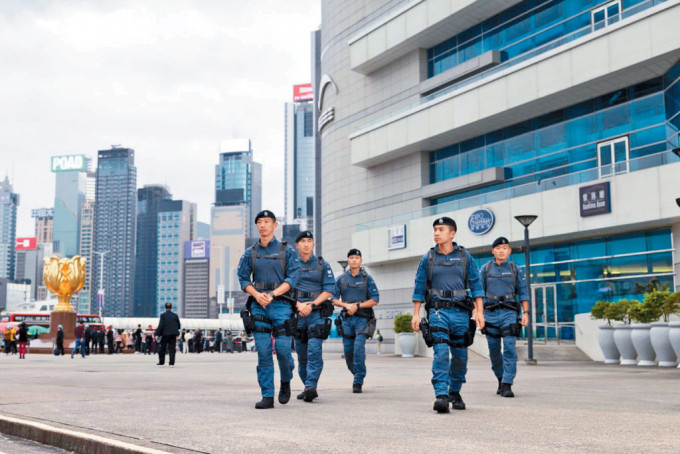 警方将派出大批警力在全港票站、重要基建及人流较密集的地方，进行不定时的高姿态反恐巡逻。
